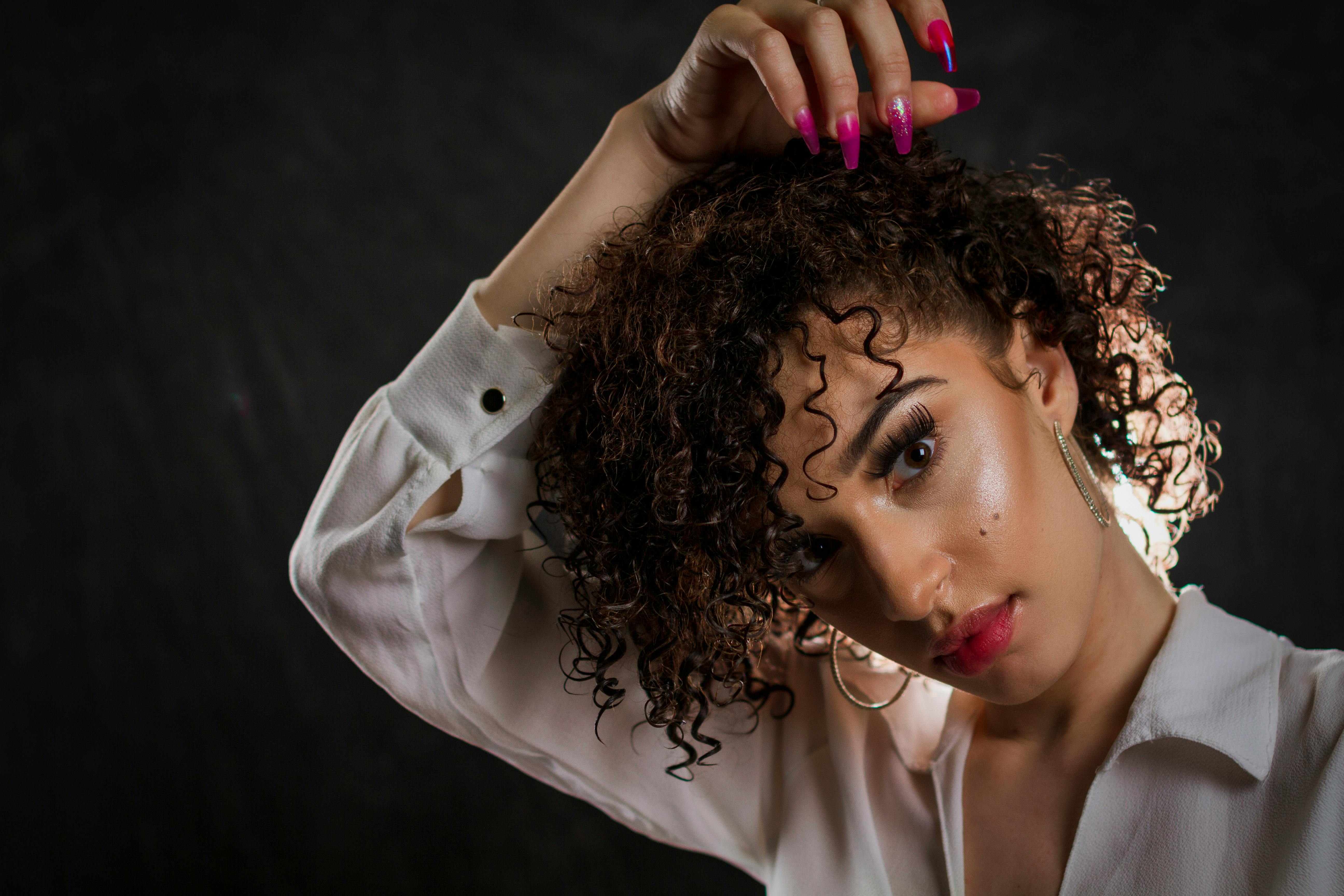 国产SUV运动前脸与城市街道图