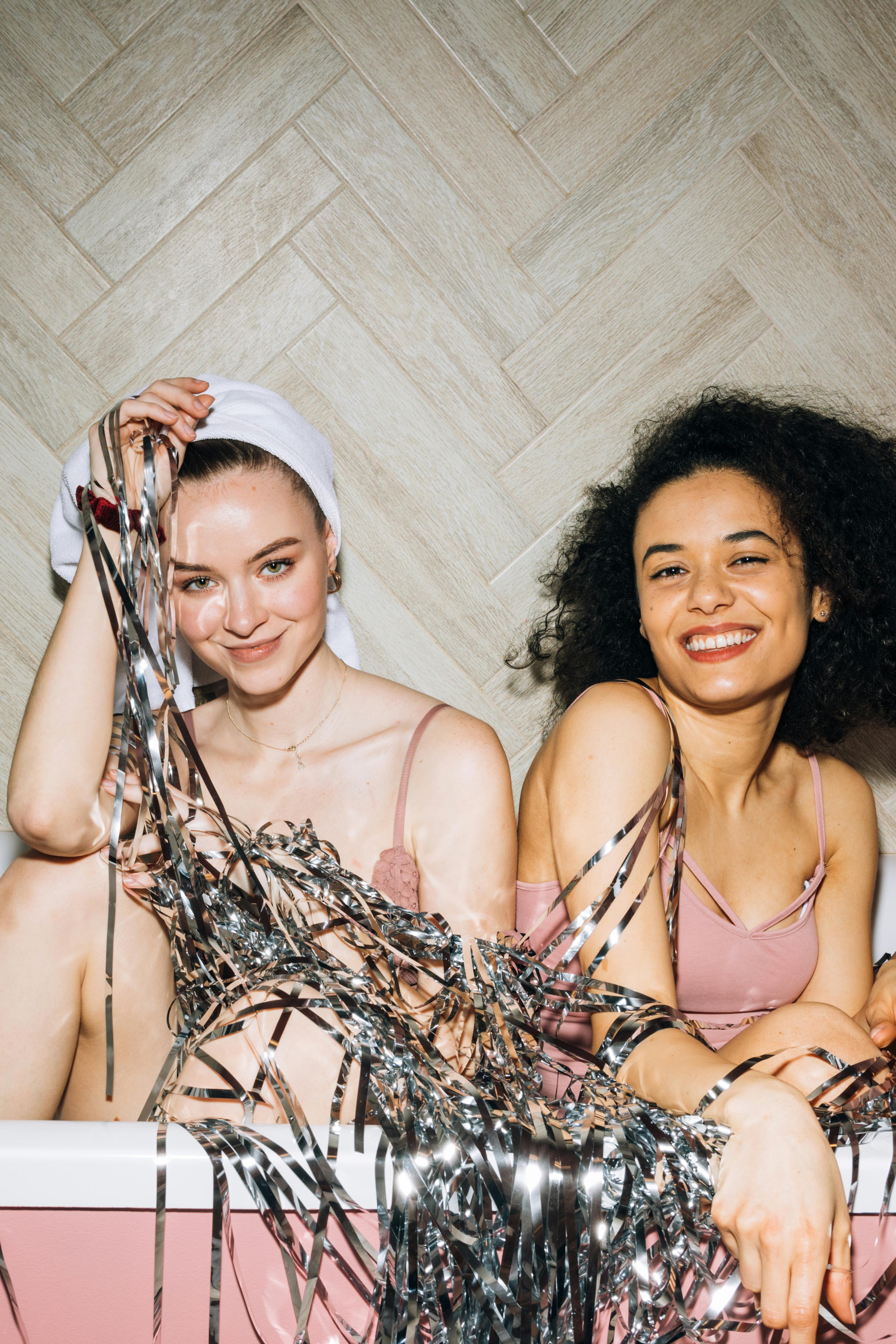 《电梯里的证人》短剧海报